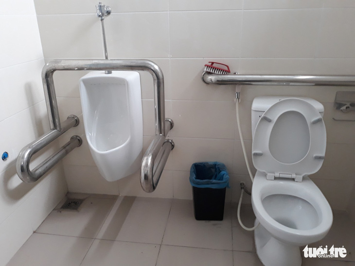 Ngắm nhà vệ sinh bệnh viện quận sạch… hết chỗ chê - Ảnh 5.