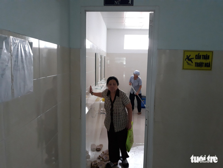 Ngắm nhà vệ sinh bệnh viện quận sạch… hết chỗ chê - Ảnh 1.