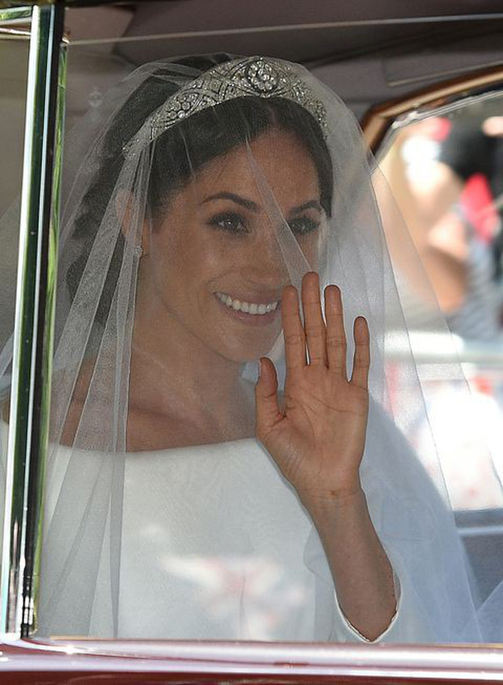 Meghan Markle diện váy cưới Givenchy trong đám cưới Hoàng gia - Ảnh 3.