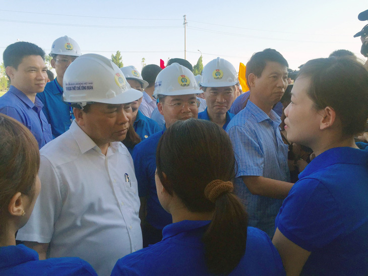 Thủ tướng Nguyễn Xuân Phúc thăm công nhân tại tỉnh Hà Nam - Ảnh 2.