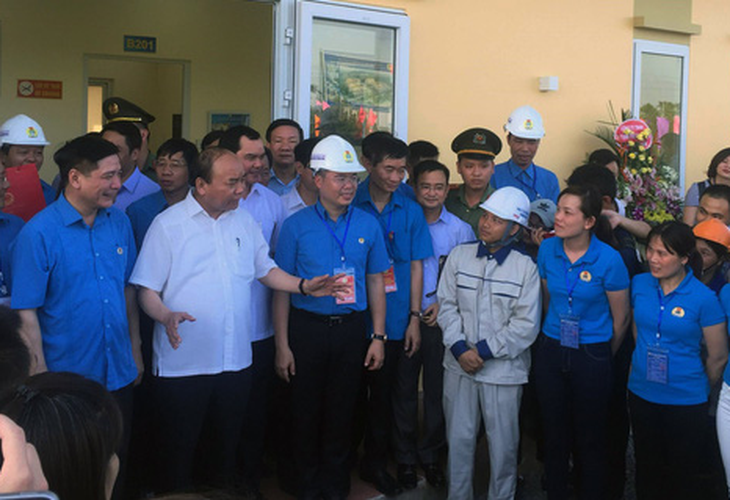 Thủ tướng Nguyễn Xuân Phúc thăm công nhân tại tỉnh Hà Nam - Ảnh 1.