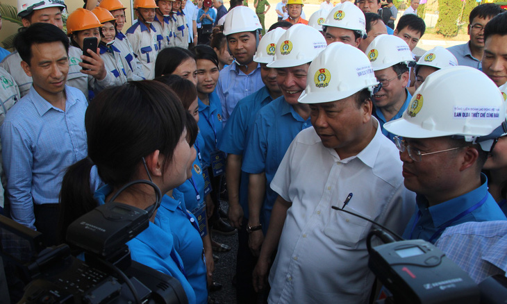 Thủ tướng Nguyễn Xuân Phúc thăm công nhân tại tỉnh Hà Nam - Ảnh 4.
