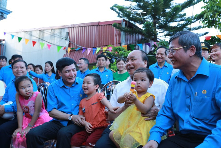 Thủ tướng Nguyễn Xuân Phúc thăm công nhân tại tỉnh Hà Nam - Ảnh 3.