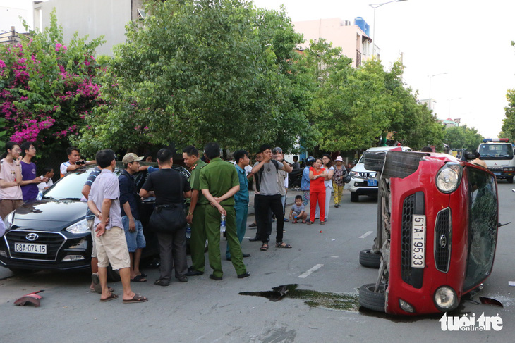 Thiếu niên 17 tuổi lái ôtô húc hàng loạt xe tại Sài Gòn - Ảnh 1.