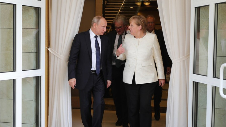 Báo Đức: Ông Putin xúc phạm bà Merkel bằng... một bó hoa - Ảnh 2.