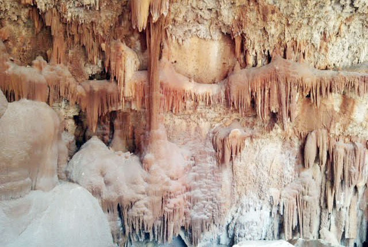 Kiểm tra hang động ở Thanh Hóa bị phá khi khai thác đá vôi - Ảnh 1.