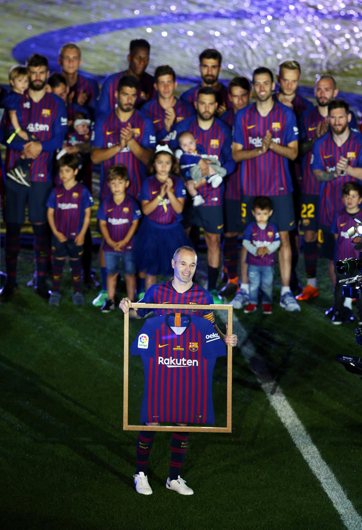 Nou Camp xúc động chia tay Iniesta - Ảnh 5.