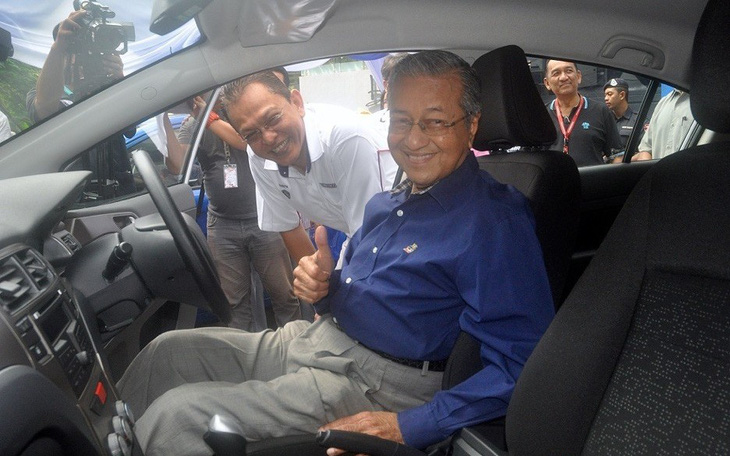 Thủ tướng Malaysia Mahathir Mohamad tự lái xe ô tô do Malaysia sản xuất