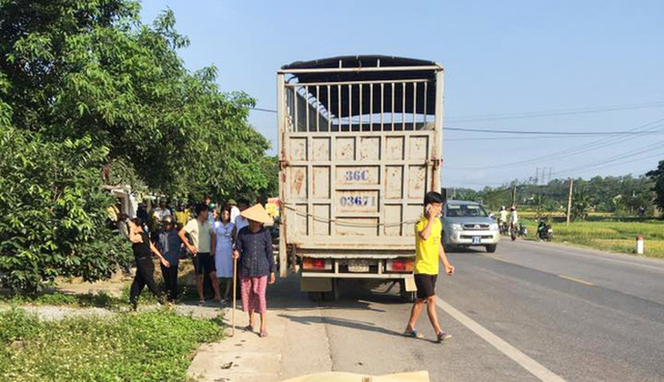 Tạm giữ tài xế xe tải tông chết vợ chồng thai phụ 9 tháng - Ảnh 1.