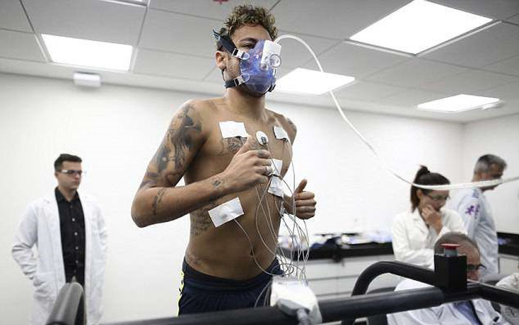 Neymar tập buổi đầu tiên sau ba tháng chấn thương - Ảnh 2.