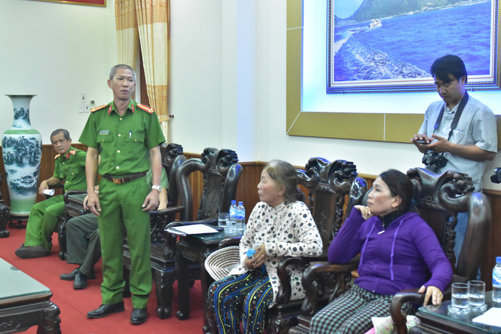 Nghi bỏ lọt tội phạm, mang băng rôn đến trụ sở công an la hét - Ảnh 3.