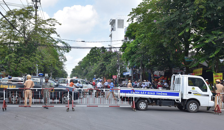 Nghi bỏ lọt tội phạm, mang băng rôn đến trụ sở công an la hét - Ảnh 2.