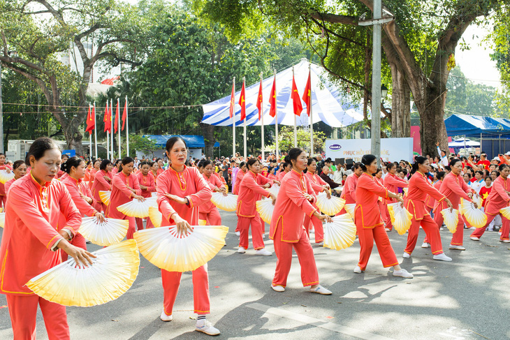 Rèn luyện sức khỏe cùng người cao tuổi - Ảnh 1.