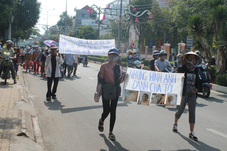 Nghi bỏ lọt tội phạm, mang băng rôn đến trụ sở công an la hét - Ảnh 1.