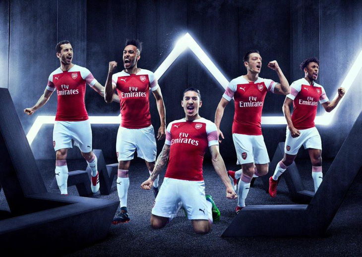 Sao Arsenal mặc... ngược quần lúc ra mắt áo đấu mùa mới - Ảnh 3.