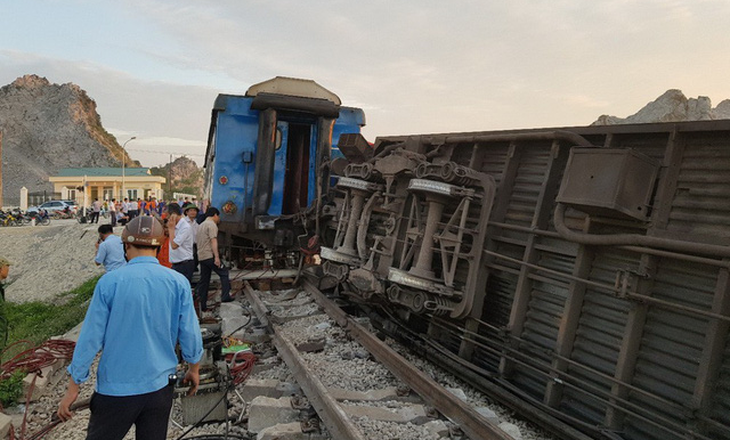 Tàu hỏa chở 400 hành khách lật khi tông xe tải, 2 người chết - Ảnh 6.