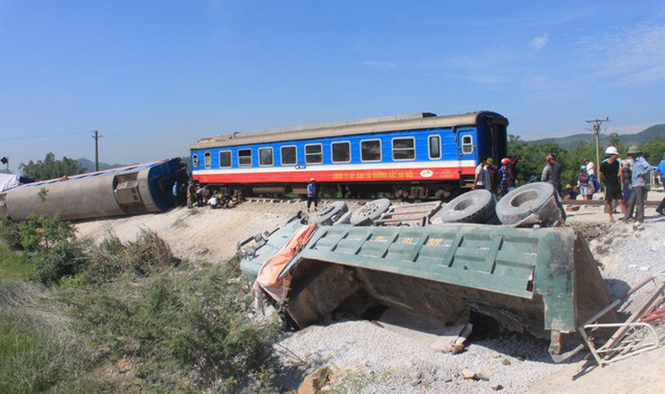 Đã thông đường sắt qua Thanh Hóa sau tai nạn lật tàu - Ảnh 1.