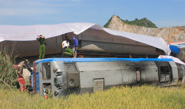 Triệu tập các nhân viên đường sắt điều tra vụ lật tàu ở Thanh Hóa - Ảnh 1.