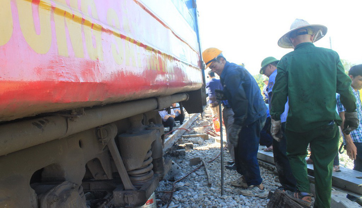 Triệu tập các nhân viên đường sắt điều tra vụ lật tàu ở Thanh Hóa - Ảnh 3.