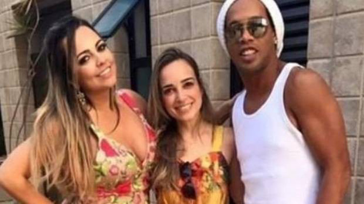 Ronaldinho cưới hai vợ cùng lúc - Ảnh 1.