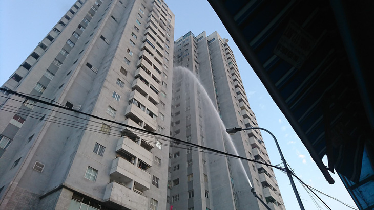 Cháy ở tầng 18 chung cư tại Hà Nội - Ảnh 1.