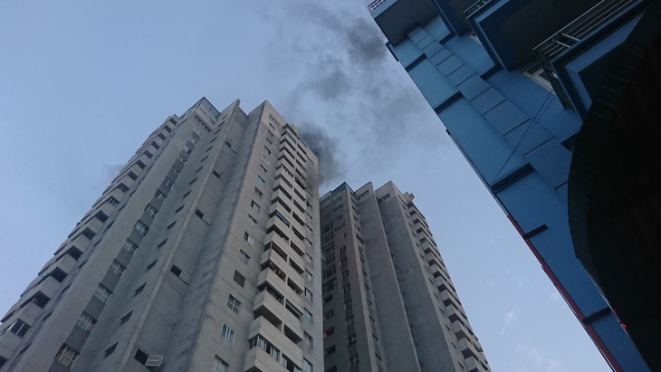 Cháy ở tầng 18 chung cư tại Hà Nội - Ảnh 2.