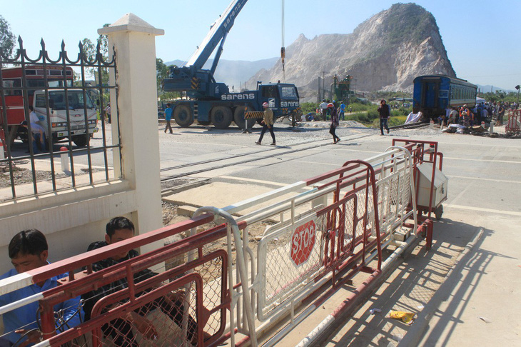 Khởi tố hai nhân viên gác chắn vụ lật tàu hỏa tại Thanh Hóa - Ảnh 3.