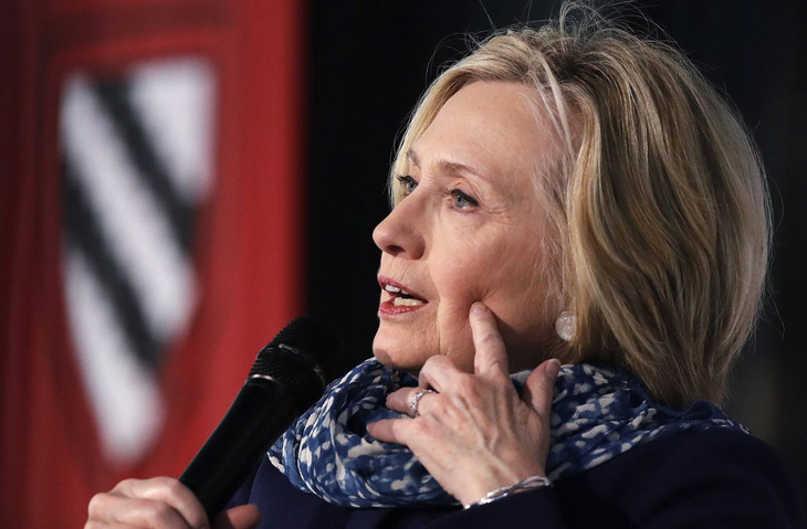 Bà Hillary Clinton cảnh báo nền dân chủ Mỹ đang khủng hoảng - Ảnh 1.