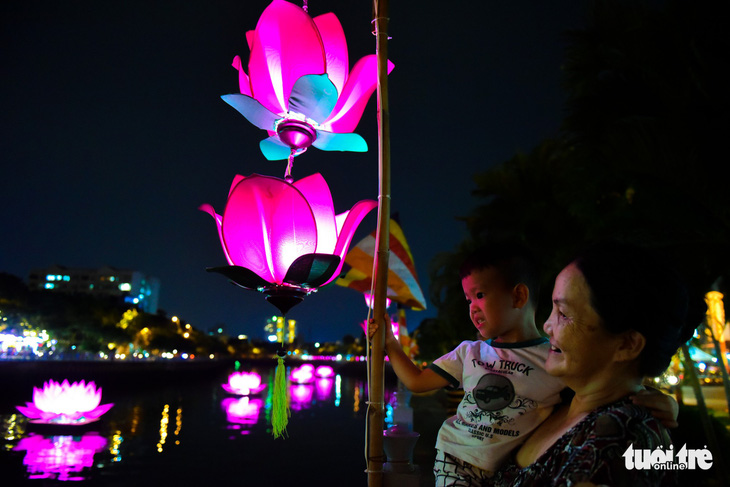 Hoa đăng rực sáng kênh Nhiêu Lộc trong dịp lễ Phật đản - Ảnh 8.