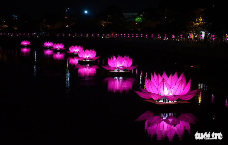 Hoa đăng rực sáng kênh Nhiêu Lộc trong dịp lễ Phật đản - Ảnh 4.