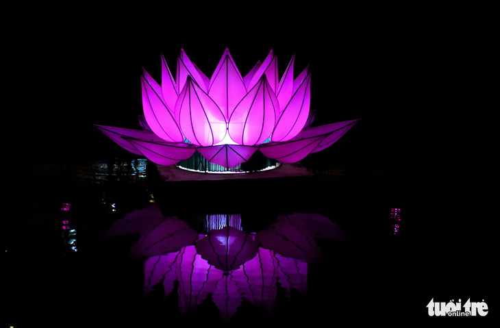 Hoa đăng rực sáng kênh Nhiêu Lộc trong dịp lễ Phật đản - Ảnh 2.