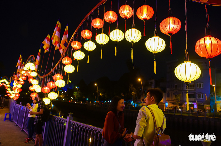 Hoa đăng rực sáng kênh Nhiêu Lộc trong dịp lễ Phật đản - Ảnh 9.