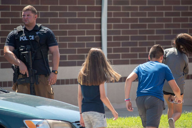 Thầy giáo Mỹ xô ngã kẻ xả súng trong trường cứu học trò - Ảnh 3.