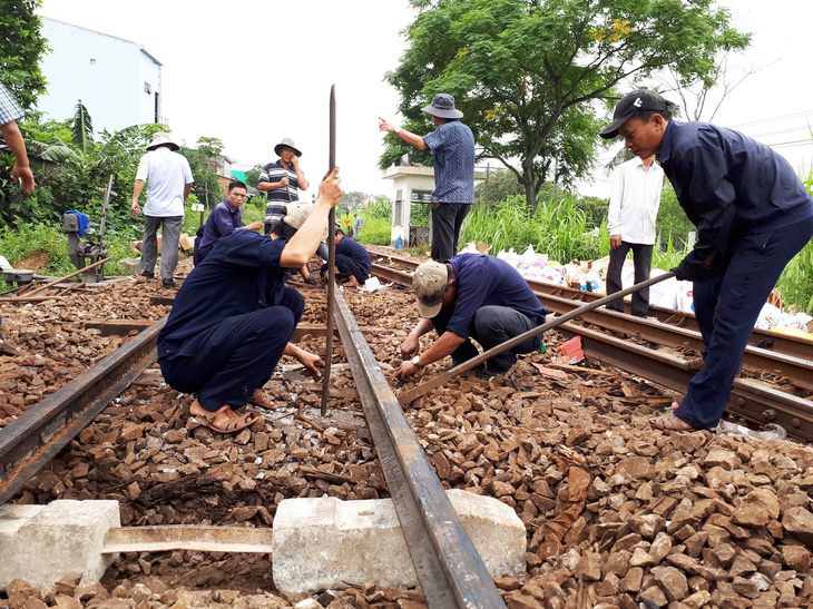 Điều cẩu đường sắt cứu hộ hai tàu hàng tông nhau ở Quảng Nam - Ảnh 4.