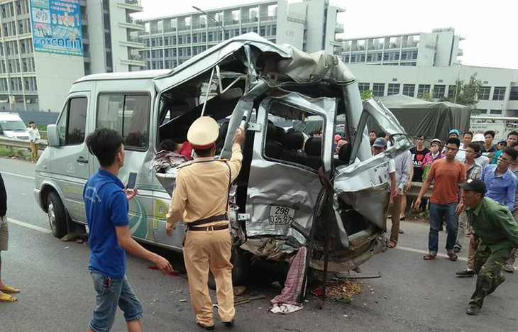 Xe tải đâm xe khách trên cao tốc Hà Nội - Bắc Giang, 2 người tử vong - Ảnh 1.