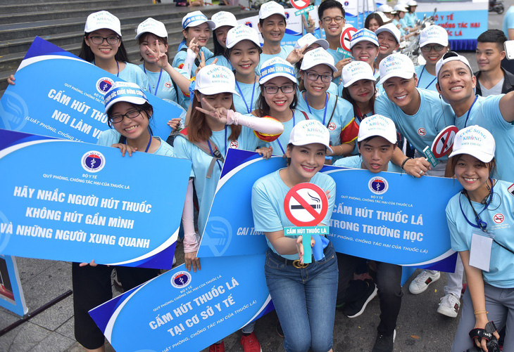 1.000 thanh niên Đà Nẵng nhảy Flashmop nói không với thuốc lá - Ảnh 1.