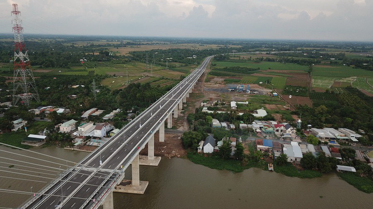 Dân miền Tây háo hức đợi đặt chân lên cầu Cao Lãnh - Ảnh 8.