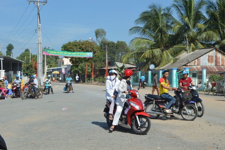 Dân miền Tây háo hức đợi đặt chân lên cầu Cao Lãnh - Ảnh 7.