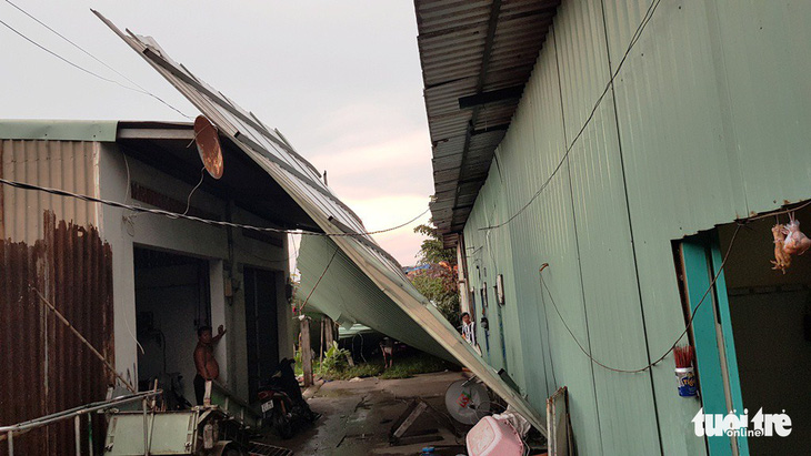 Sau cơn gió giật, nguyên dãy nhà trọ không còn mái - Ảnh 2.