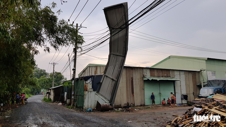 Sau cơn gió giật, nguyên dãy nhà trọ không còn mái - Ảnh 3.