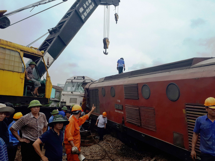 Điều cẩu đường sắt cứu hộ hai tàu hàng tông nhau ở Quảng Nam - Ảnh 2.