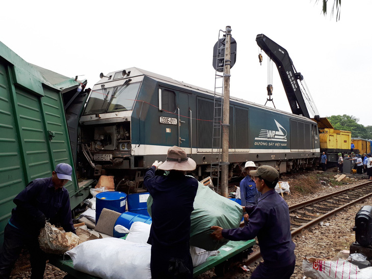 Điều cẩu đường sắt cứu hộ hai tàu hàng tông nhau ở Quảng Nam - Ảnh 10.