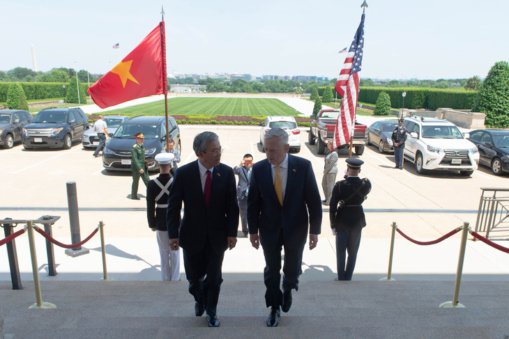 Bộ trưởng Mattis long trọng đón tiếp Đại sứ Việt Nam tại Lầu Năm Góc - Ảnh 1.