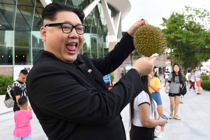 Dân Singapore ngạc nhiên thấy Kim Jong Un khoe quả sầu riêng - Ảnh 1.