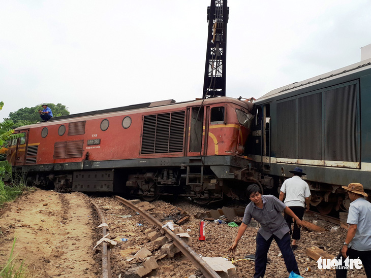 Tạm đình chỉ 3 cán bộ vụ hai tàu hàng tông nhau ở Quảng Nam - Ảnh 1.