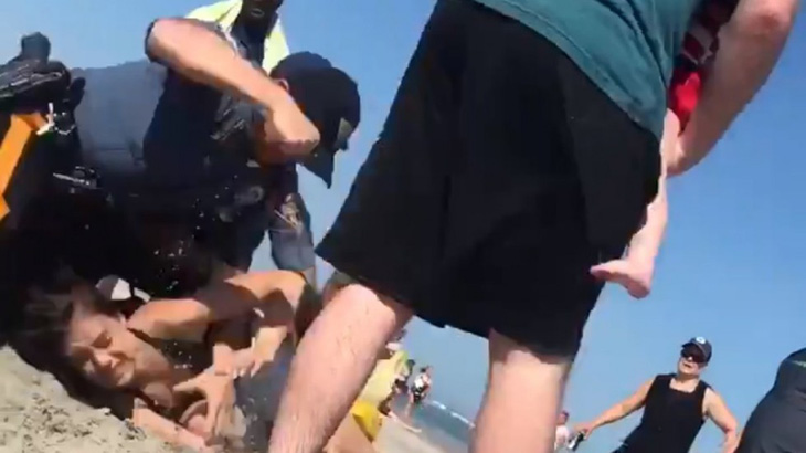 Video cảnh sát Mỹ đấm cô gái trẻ gây xôn xao dân mạng - Ảnh 1.