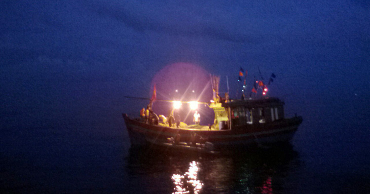 Cảnh sát biển cứu tàu cá và 10 ngư dân trôi 2 ngày trên biển - Ảnh 1.