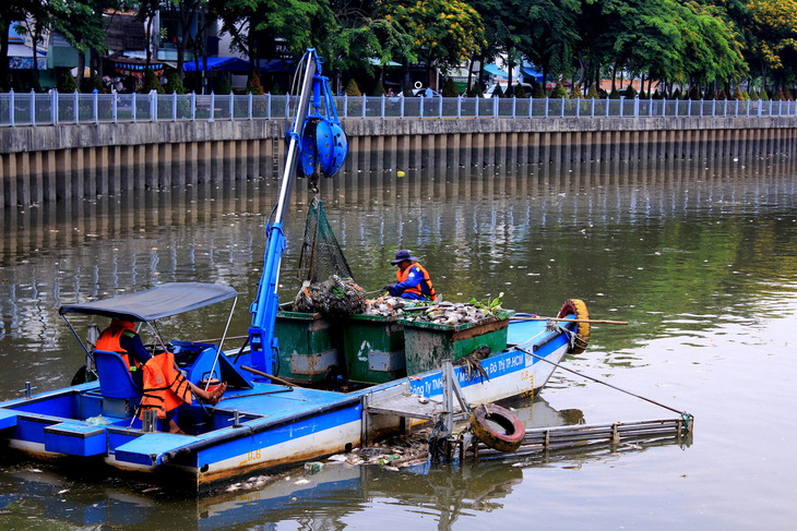 Cá chết nổi nhiều ở kênh Nhiêu Lộc - Thị Nghè - Ảnh 1.