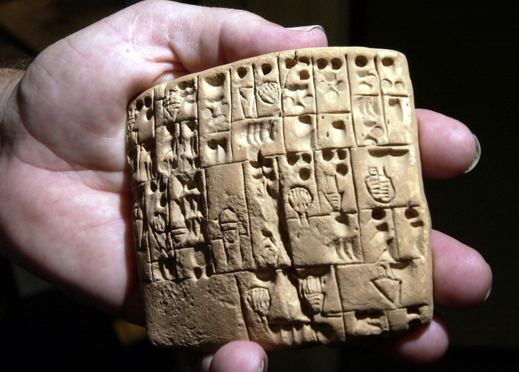 Mỹ tịch thu hàng ngàn cổ vật bị buôn lậu và trao trả cho Iraq - Ảnh 2.