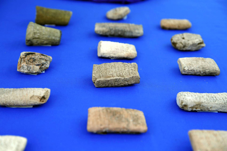 Mỹ tịch thu hàng ngàn cổ vật bị buôn lậu và trao trả cho Iraq - Ảnh 1.